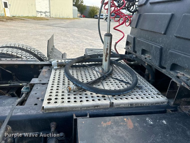 image for item MS9956 2003 International 9100i semi truck