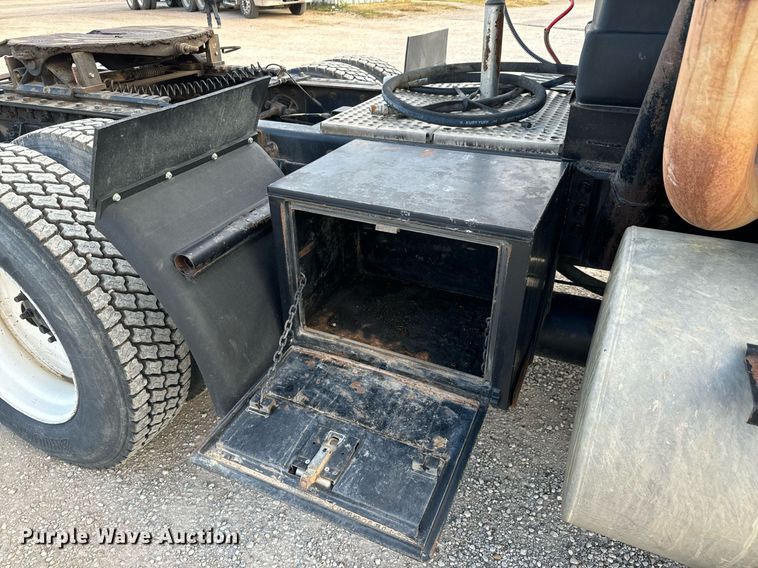 image for item MS9956 2003 International 9100i semi truck