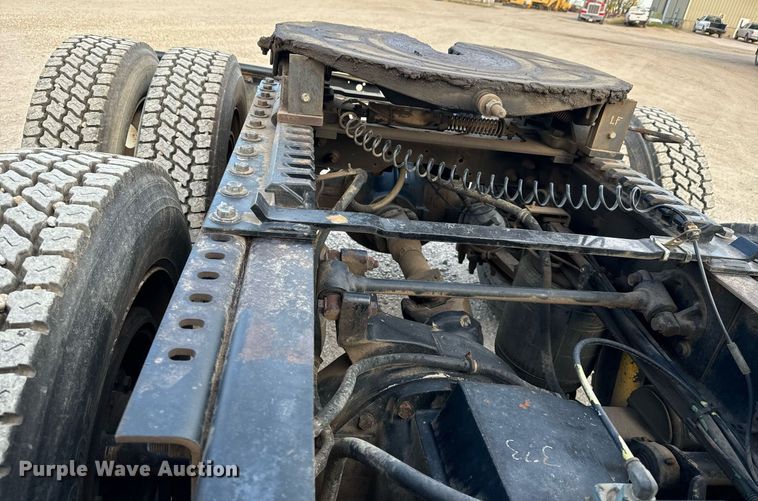 image for item MS9956 2003 International 9100i semi truck