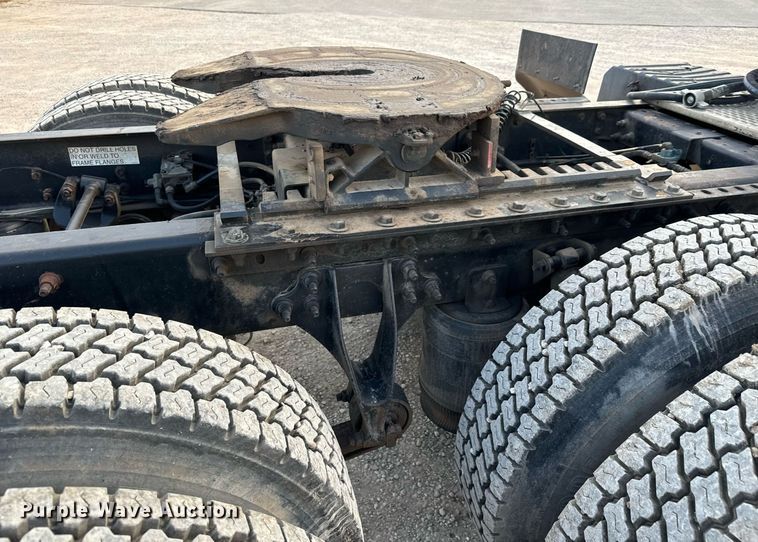 image for item MS9956 2003 International 9100i semi truck