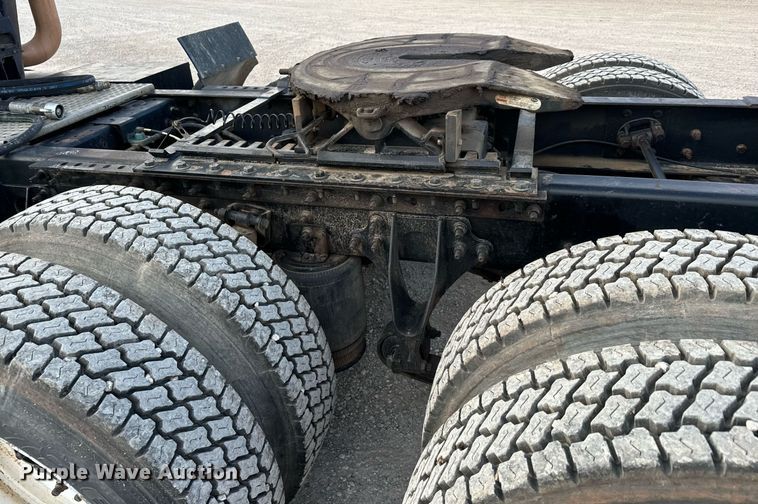 image for item MS9956 2003 International 9100i semi truck