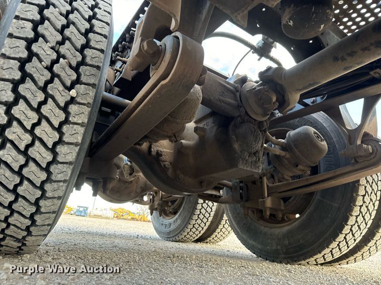 image for item MS9956 2003 International 9100i semi truck