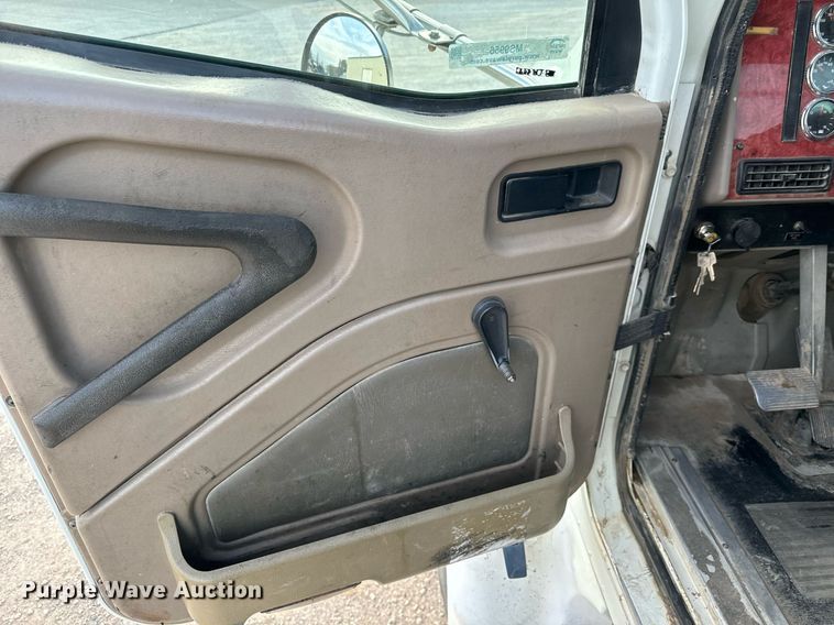 image for item MS9956 2003 International 9100i semi truck