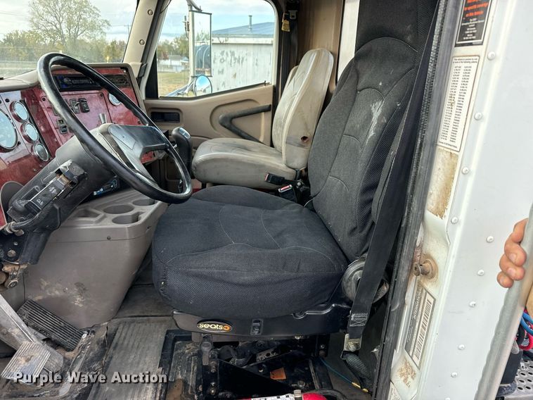 image for item MS9956 2003 International 9100i semi truck