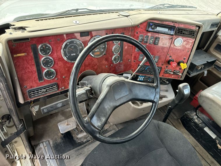 image for item MS9956 2003 International 9100i semi truck