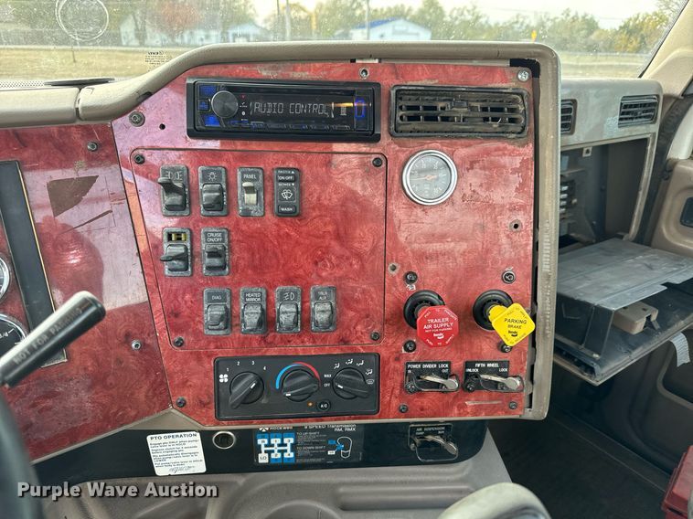 image for item MS9956 2003 International 9100i semi truck