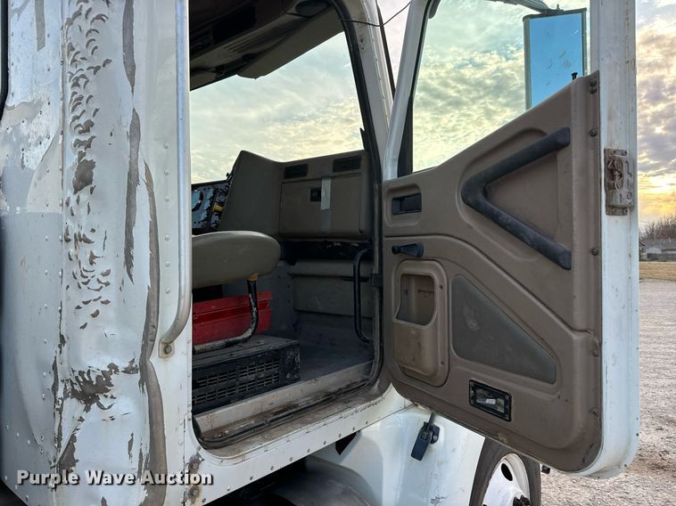 image for item MS9956 2003 International 9100i semi truck