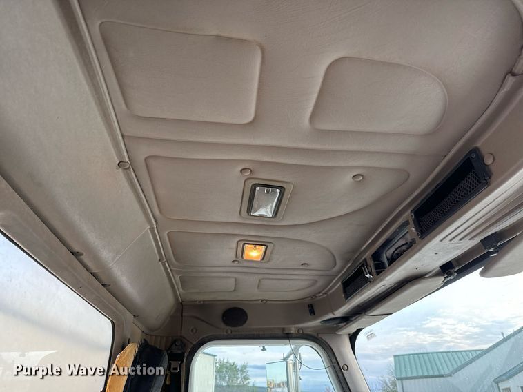 image for item MS9956 2003 International 9100i semi truck