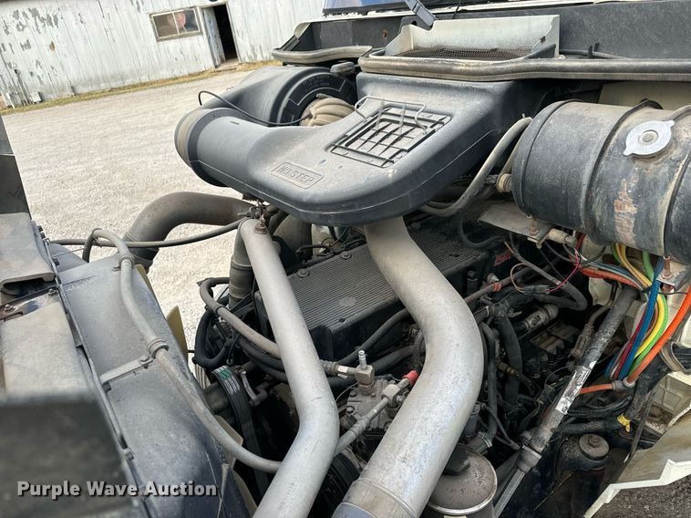 image for item MS9956 2003 International 9100i semi truck