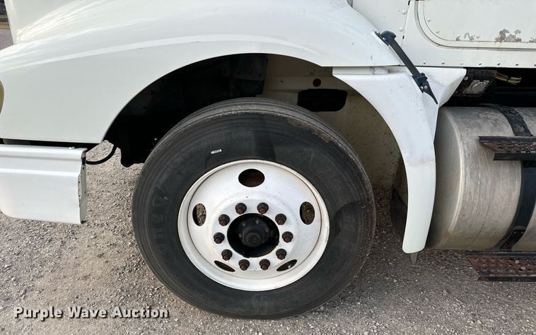 image for item MS9956 2003 International 9100i semi truck