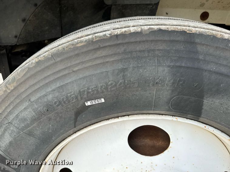 image for item MS9956 2003 International 9100i semi truck