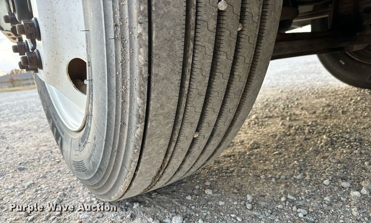 image for item MS9956 2003 International 9100i semi truck