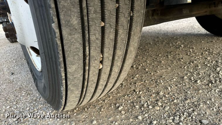 image for item MS9956 2003 International 9100i semi truck