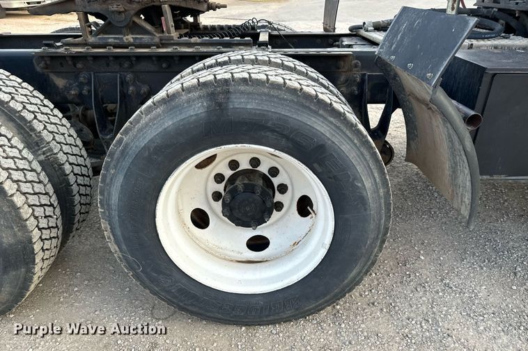 image for item MS9956 2003 International 9100i semi truck