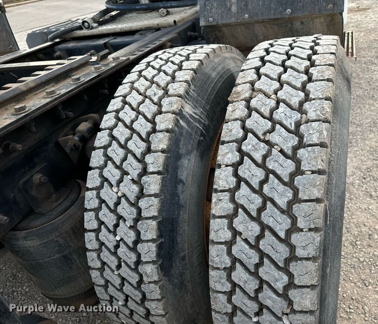 image for item MS9956 2003 International 9100i semi truck