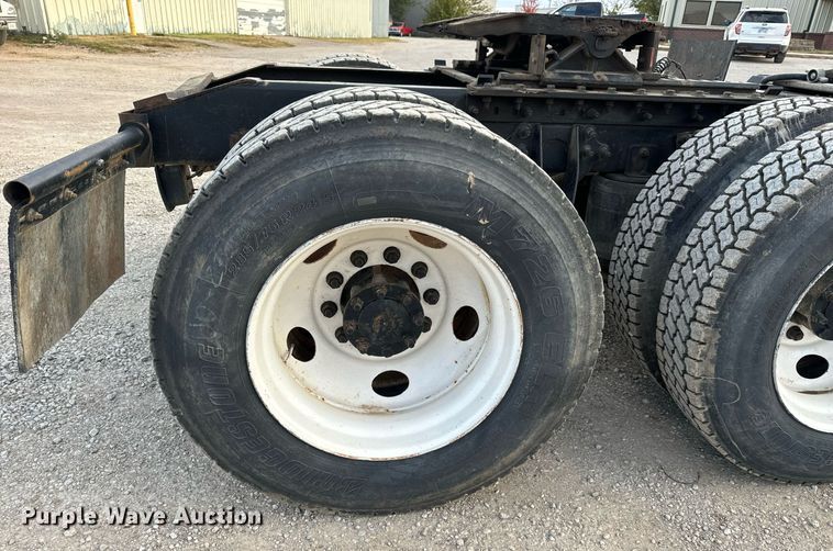 image for item MS9956 2003 International 9100i semi truck