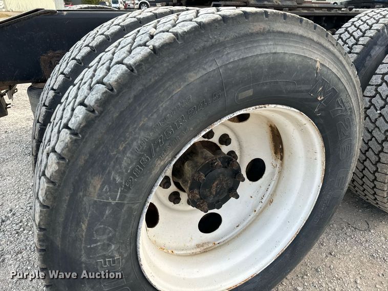 image for item MS9956 2003 International 9100i semi truck