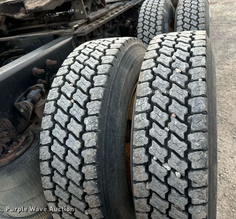 image for item MS9956 2003 International 9100i semi truck