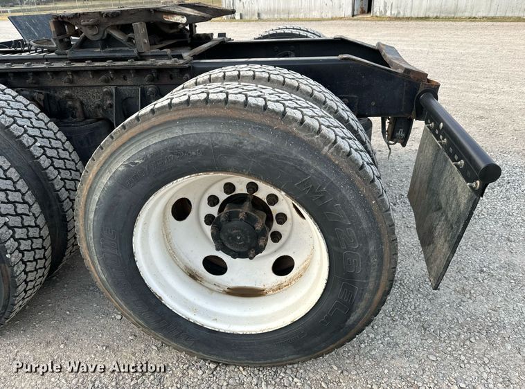 image for item MS9956 2003 International 9100i semi truck