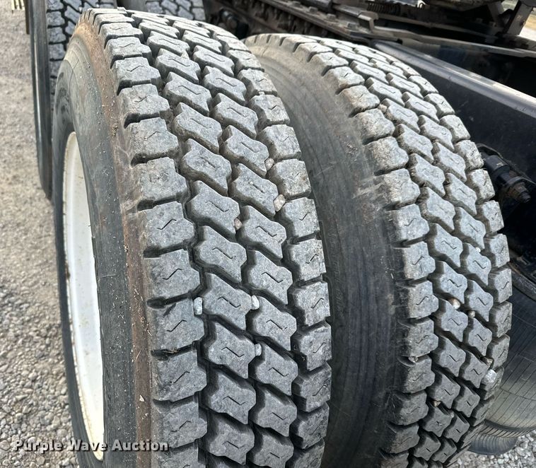 image for item MS9956 2003 International 9100i semi truck