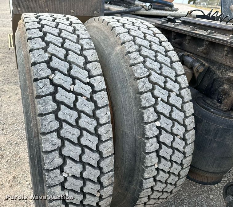 image for item MS9956 2003 International 9100i semi truck