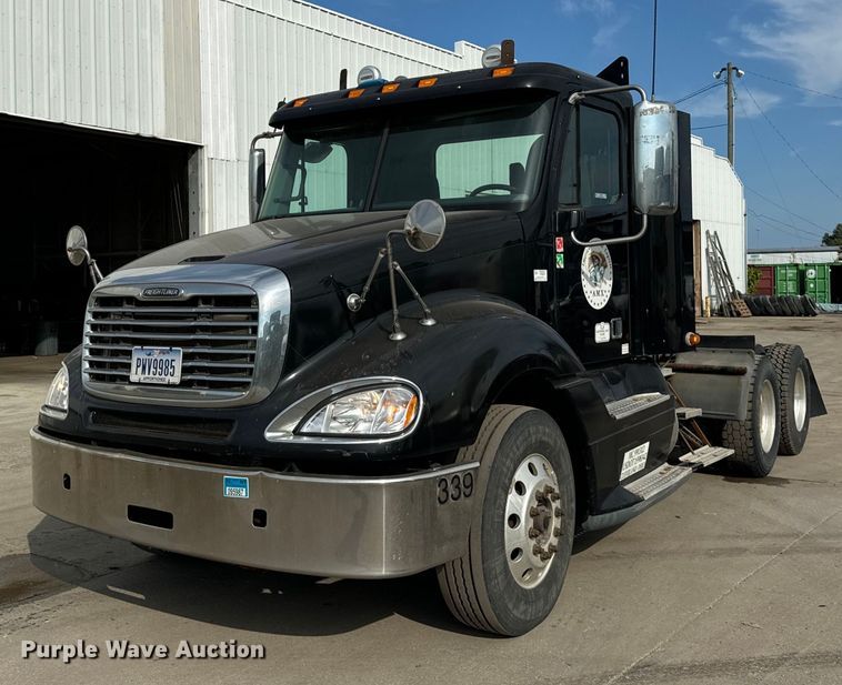 image for item OG9674 2009 Freightliner Columbia 120 semi truck