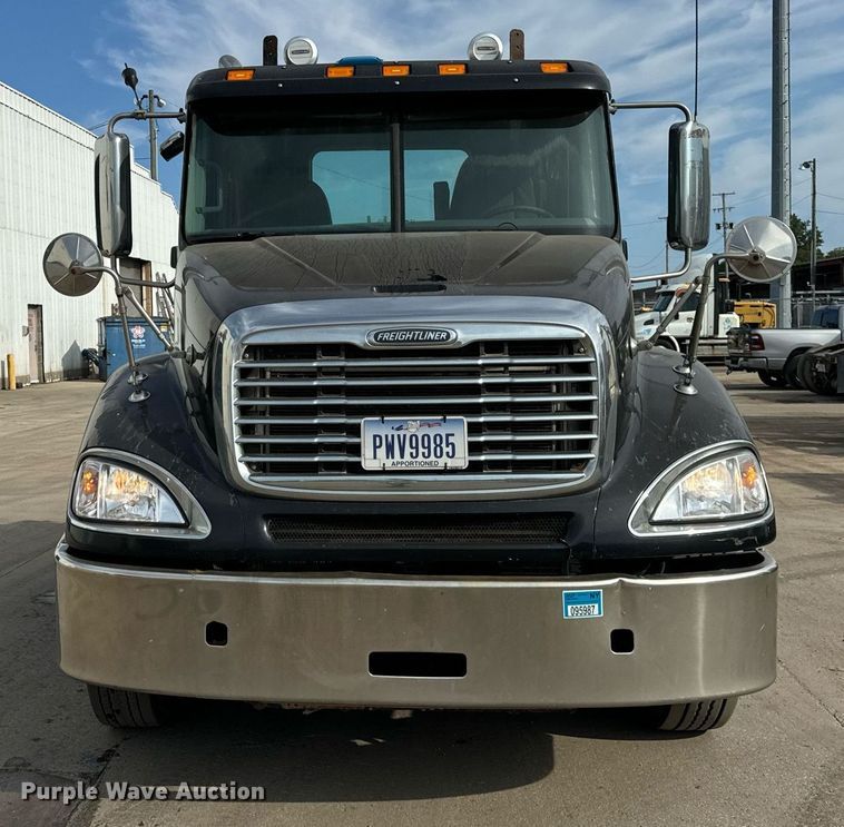 image for item OG9674 2009 Freightliner Columbia 120 semi truck