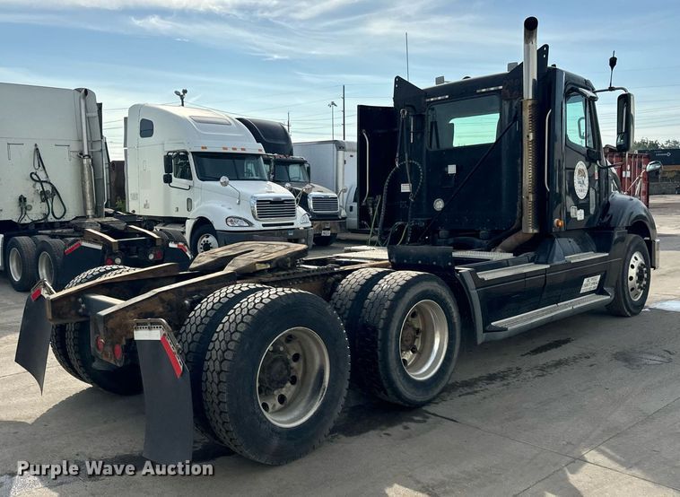 image for item OG9674 2009 Freightliner Columbia 120 semi truck