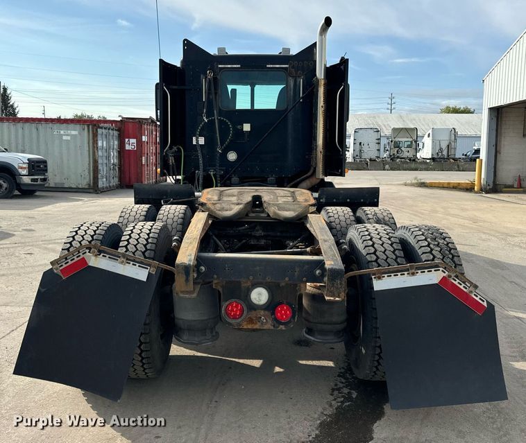 image for item OG9674 2009 Freightliner Columbia 120 semi truck