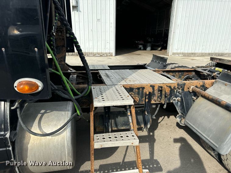 image for item OG9674 2009 Freightliner Columbia 120 semi truck