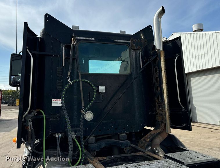 image for item OG9674 2009 Freightliner Columbia 120 semi truck