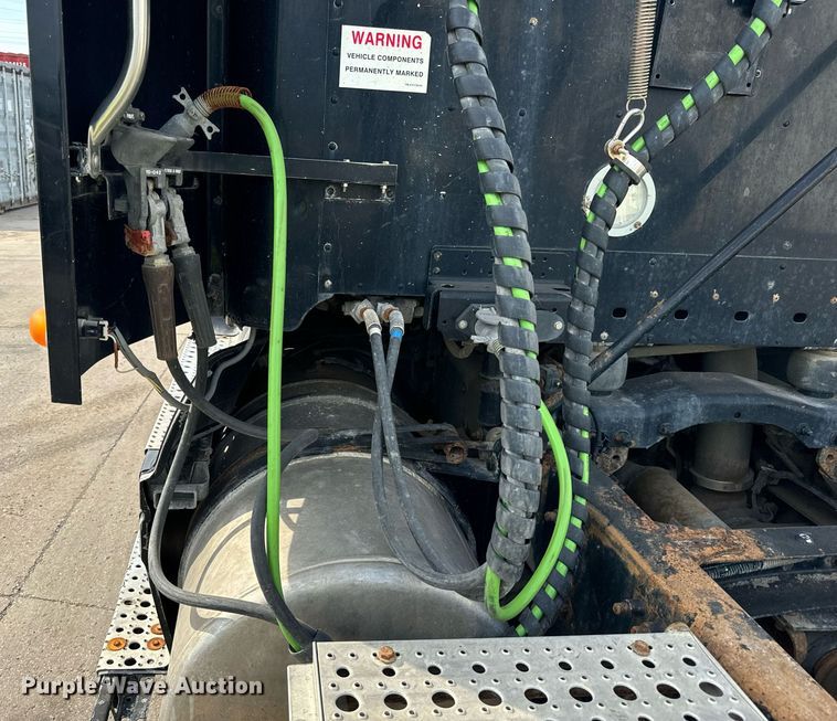 image for item OG9674 2009 Freightliner Columbia 120 semi truck