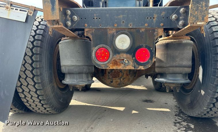 image for item OG9674 2009 Freightliner Columbia 120 semi truck