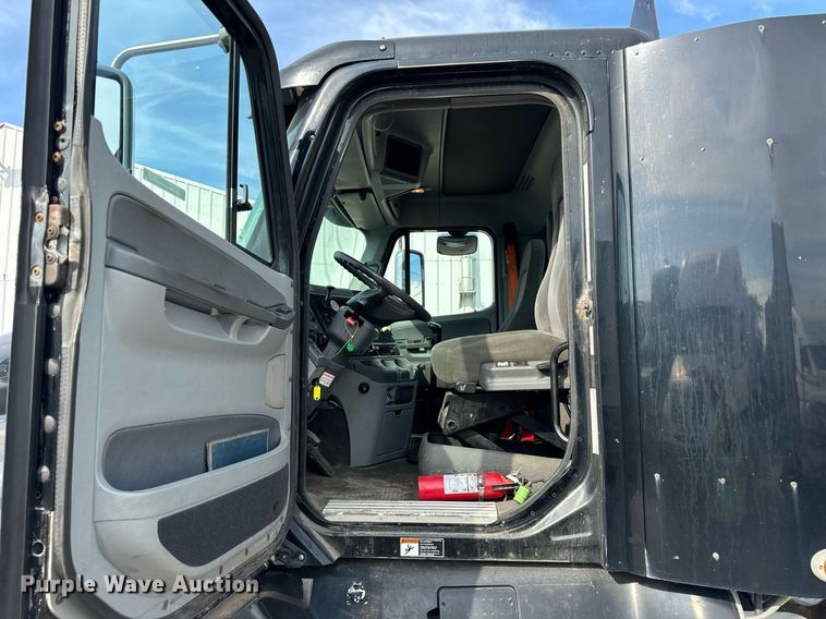 image for item OG9674 2009 Freightliner Columbia 120 semi truck