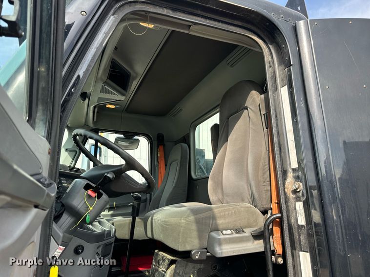 image for item OG9674 2009 Freightliner Columbia 120 semi truck