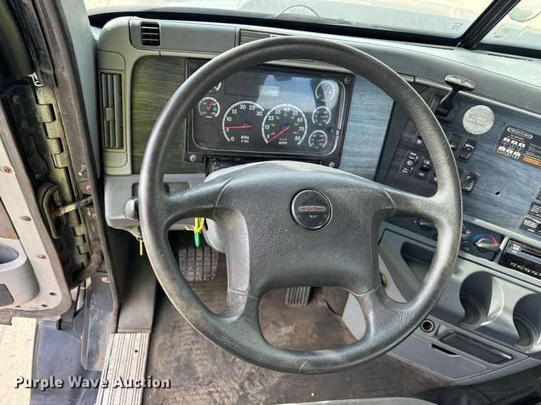 image for item OG9674 2009 Freightliner Columbia 120 semi truck