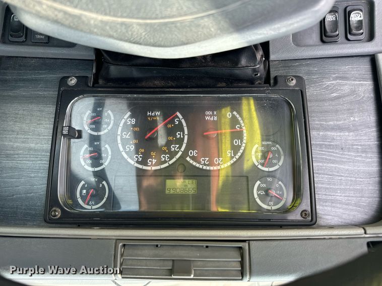 image for item OG9674 2009 Freightliner Columbia 120 semi truck