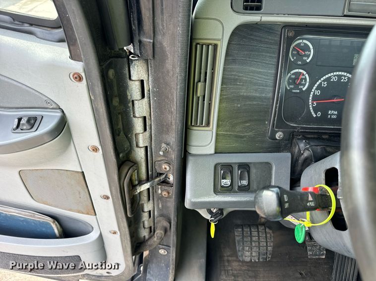 image for item OG9674 2009 Freightliner Columbia 120 semi truck