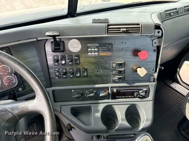 image for item OG9674 2009 Freightliner Columbia 120 semi truck