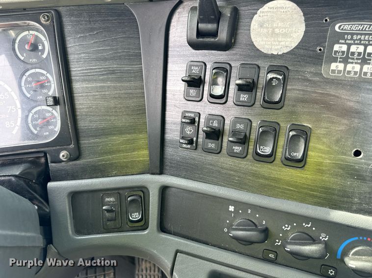 image for item OG9674 2009 Freightliner Columbia 120 semi truck