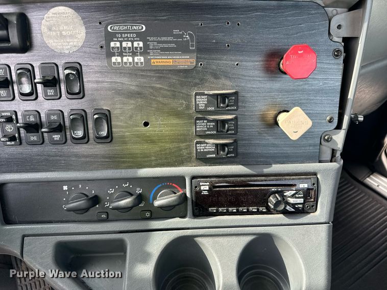 image for item OG9674 2009 Freightliner Columbia 120 semi truck