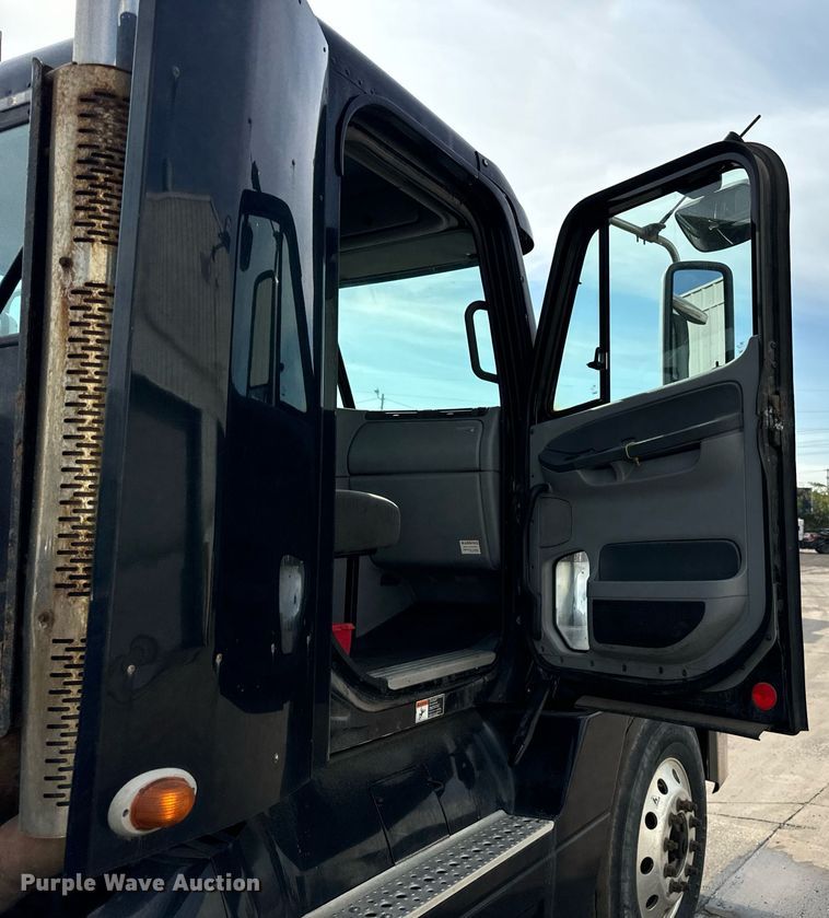 image for item OG9674 2009 Freightliner Columbia 120 semi truck