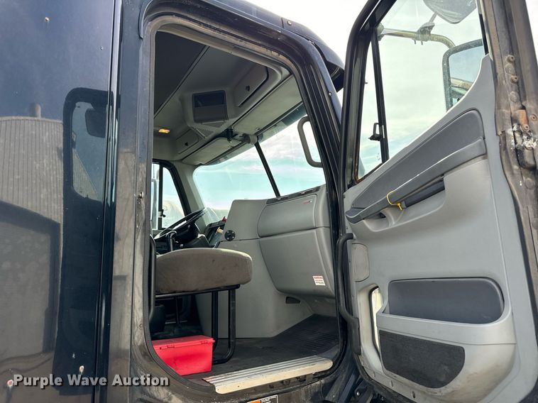 image for item OG9674 2009 Freightliner Columbia 120 semi truck