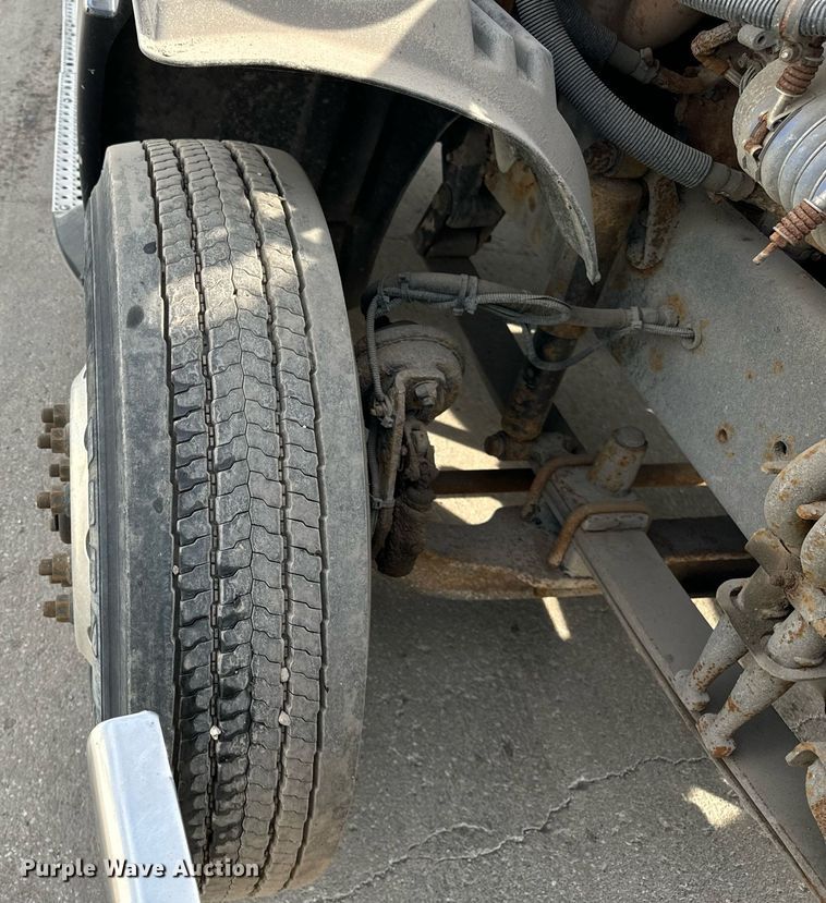 image for item OG9674 2009 Freightliner Columbia 120 semi truck