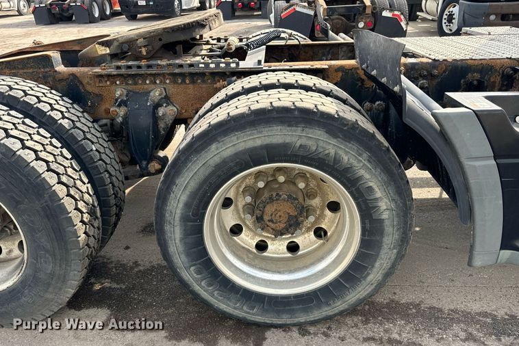 image for item OG9674 2009 Freightliner Columbia 120 semi truck