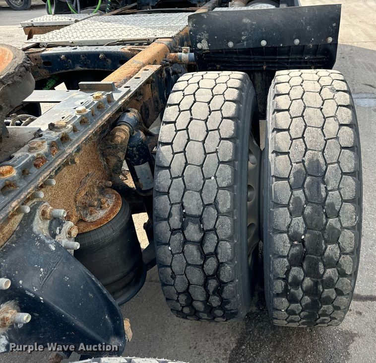 image for item OG9674 2009 Freightliner Columbia 120 semi truck