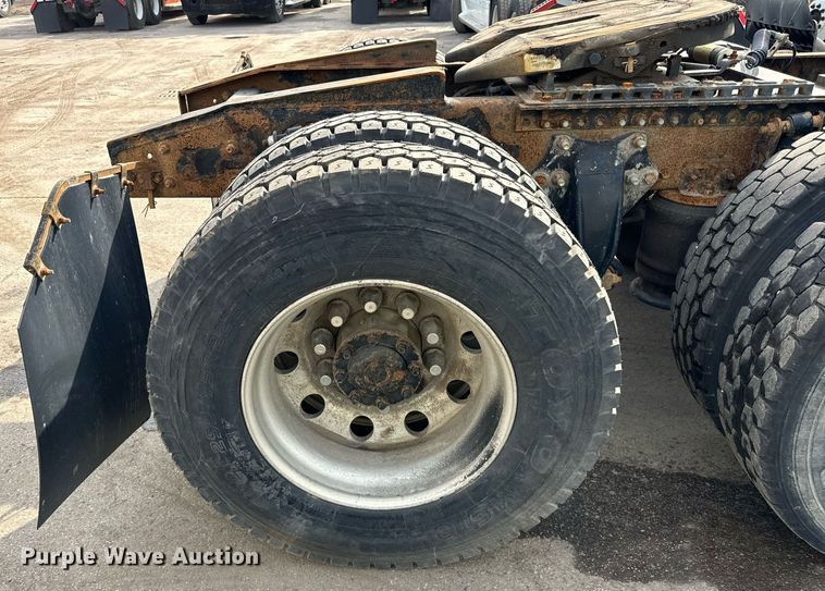 image for item OG9674 2009 Freightliner Columbia 120 semi truck