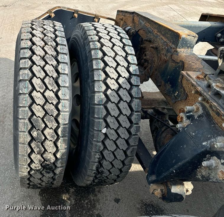 image for item OG9674 2009 Freightliner Columbia 120 semi truck