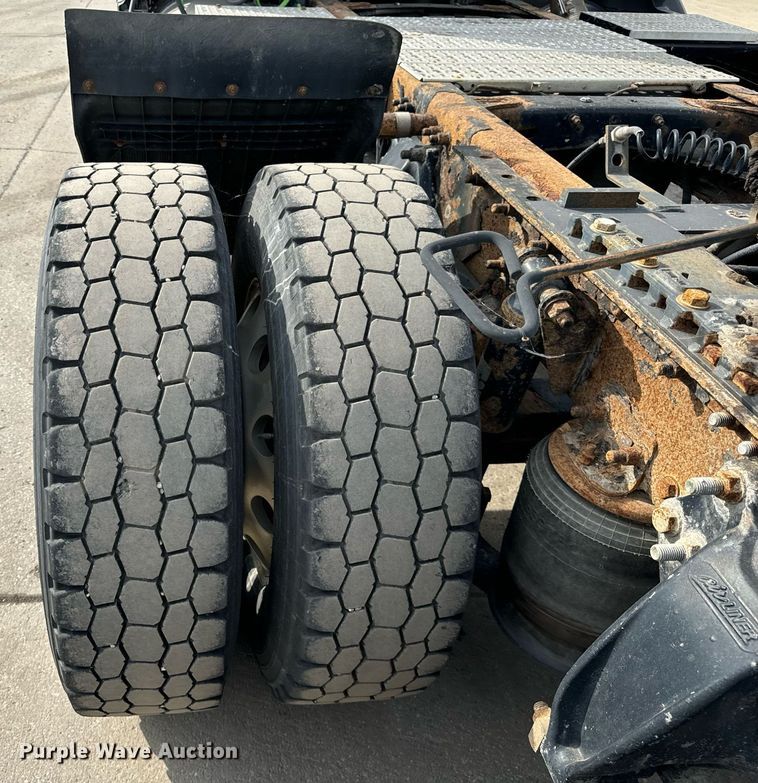 image for item OG9674 2009 Freightliner Columbia 120 semi truck