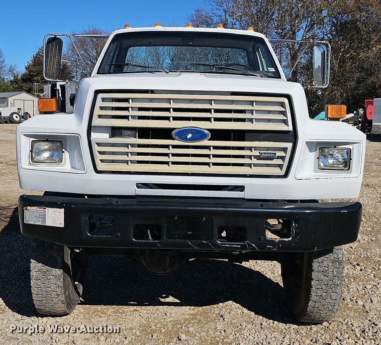 image for item OJ9080 1991 Ford F800 truck cab and chassis